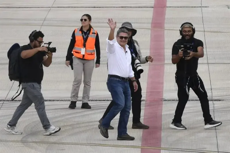 Regresa ex Presidente hondureño tras indulto de EU