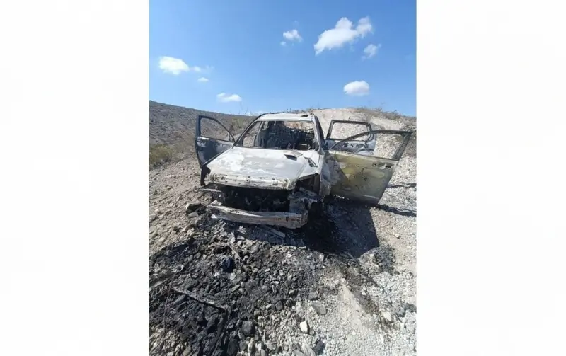 Hallan camioneta calcinada en Camino Real; era robada