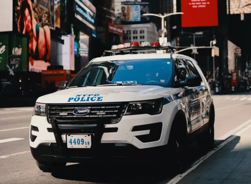 Difunde NYPD nuevos incidentes y busca a sospechoso de robos en Queens