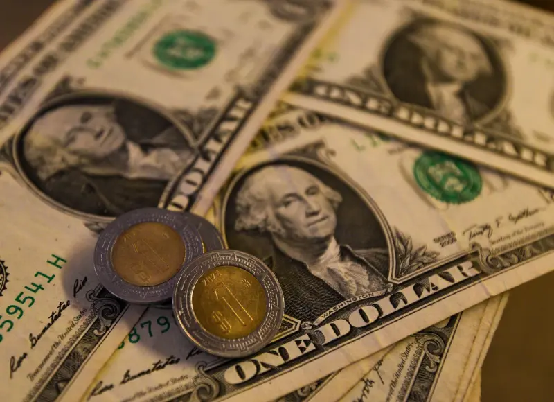 Dato de inflación en EU ‘debilita’ al dólar... y ‘empuja’ al peso: ¿Cómo cerró el tipo de cambio HOY?