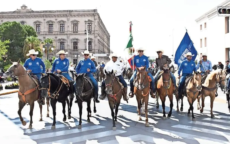 Algarabía recibe a cabalgata villista
