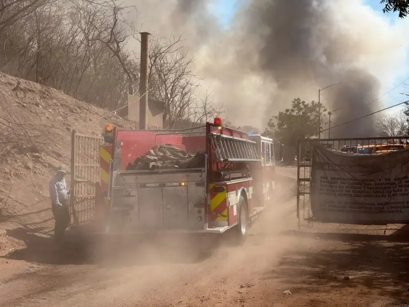 Continúa incendio en el basurón de Mazatlán; tras 12 horas aún no logran sofocarlo