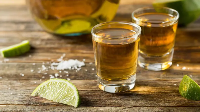 Tómate esta botella: México aplicará aranceles recíprocos a países que impongan barreras al tequila