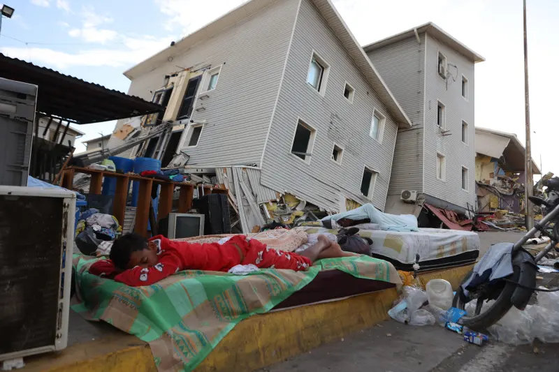 Buscan venezolanos más sobrevivientes entre las ruinas dejadas por los sismos