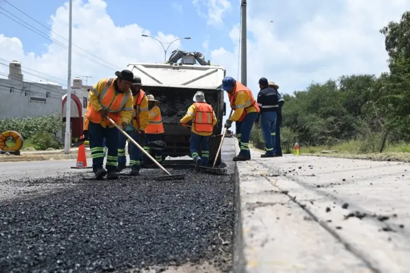 CEI realiza bacheo emergente en vialidades del centro de San Juan del Río