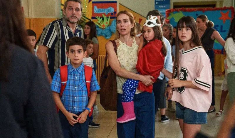 Tres de más lleva al cine una comedia donde una pareja despierta con 3 hijos