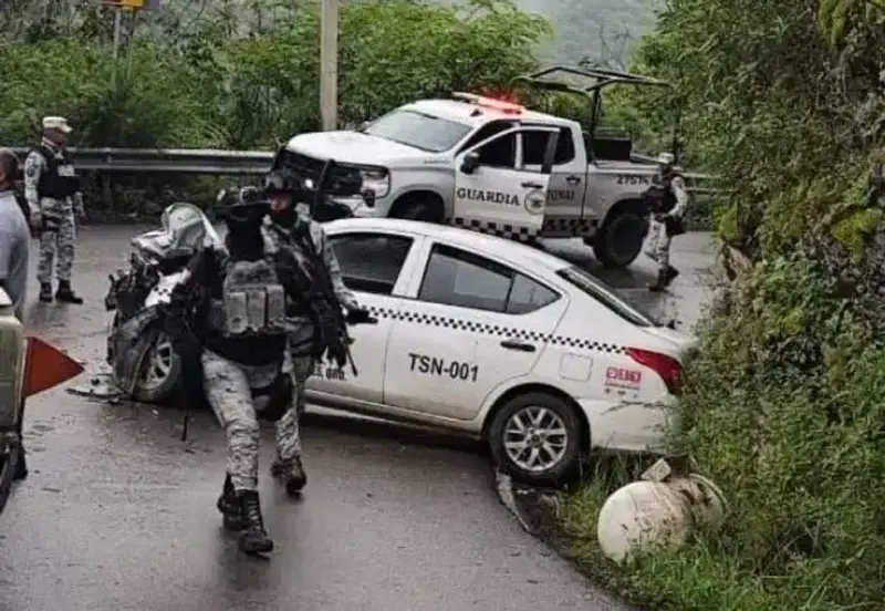 Choque entre pipa de gas y taxi cierra a medias la Ahuacatlán–Pinal de Amoles