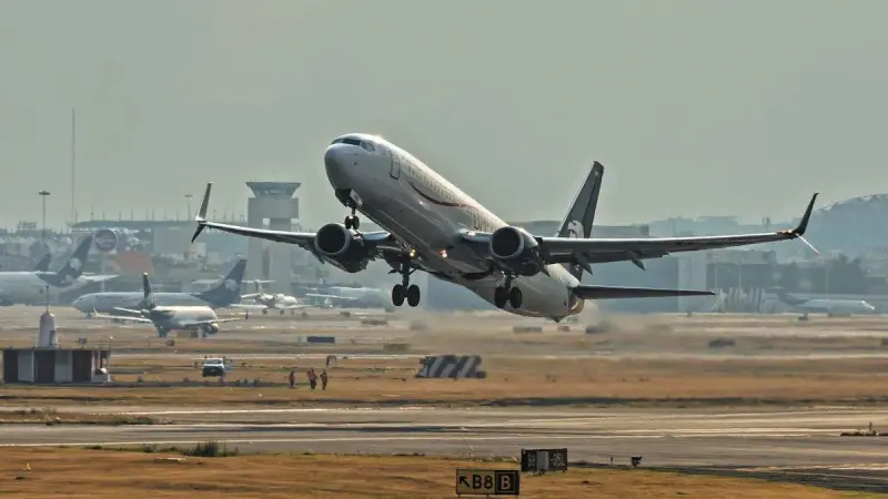 Pasaje aéreo perdió vuelo pese a Mundial 2026; cayó 1.1% a junio