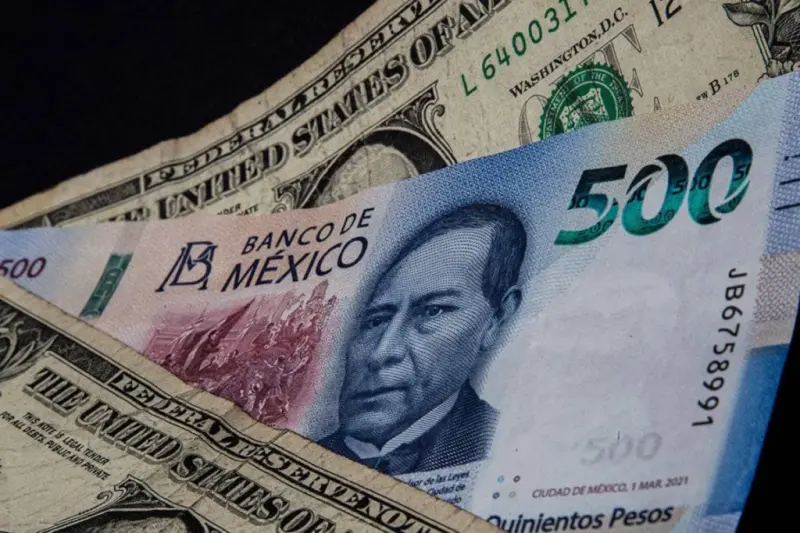 Peso mexicano avanza frente al dólar y cierra la semana con ligera ganancia