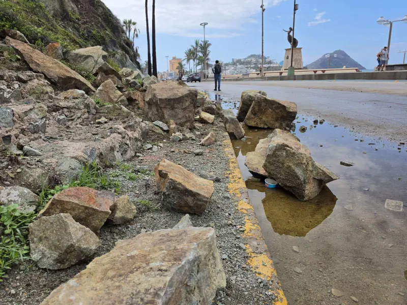 Fuerte lluvia provoca deslave en el Cerro de la Nevería, en Mazatlán, a la altura de la Cueva del Diablo