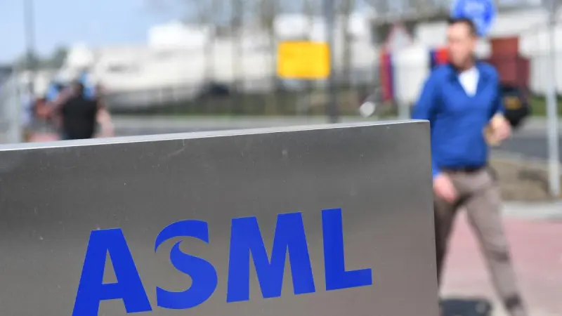 ASML ofrecerá a empleados una prima de permanencia de 20,000 euros por seguir en la empresa