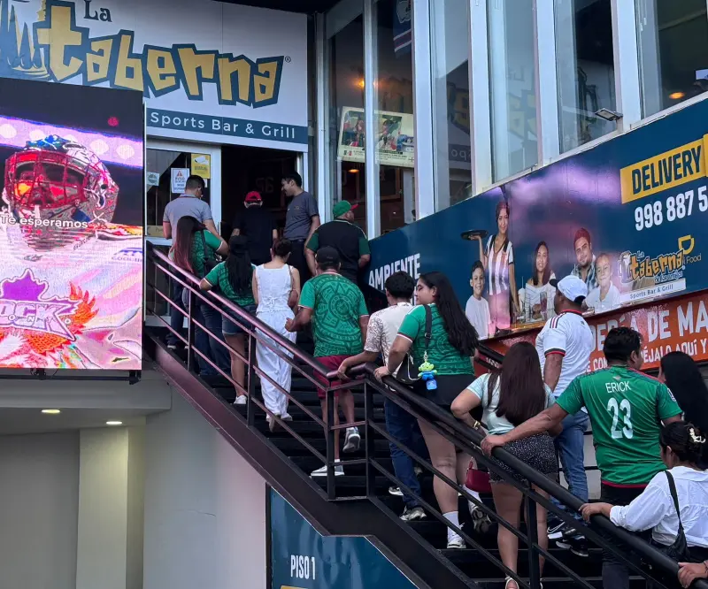 Tri llena restaurantes y sports bars de Cancún durante duelo mundialista