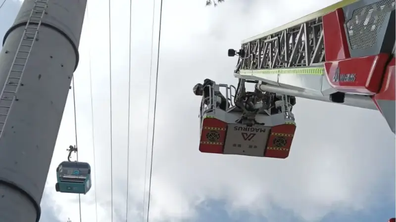 Bomberos movilizan enorme operativo tras hallar a una persona en lo alto de una torre del Cablebús