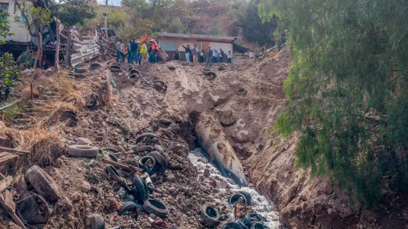 Deja sin agua a cientos en Tijuana fuga en Acueducto Florido Aguaje