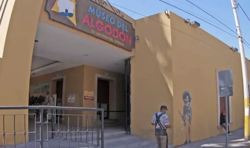 Detienen a pareja con minisplit robado del Museo del Algodón en Torreón