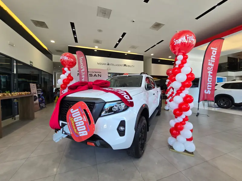 Smart &amp; Final celebra a la ganadora de La Jugada Smart con la entrega de una Nissan Frontier