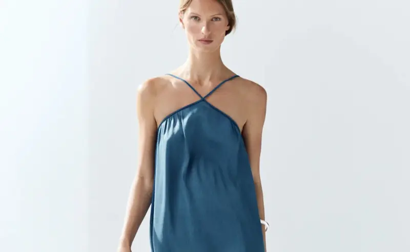 Si buscas un vestido para eventos o cenas de verano, este diseño de Massimo Dutti merece un vistazo