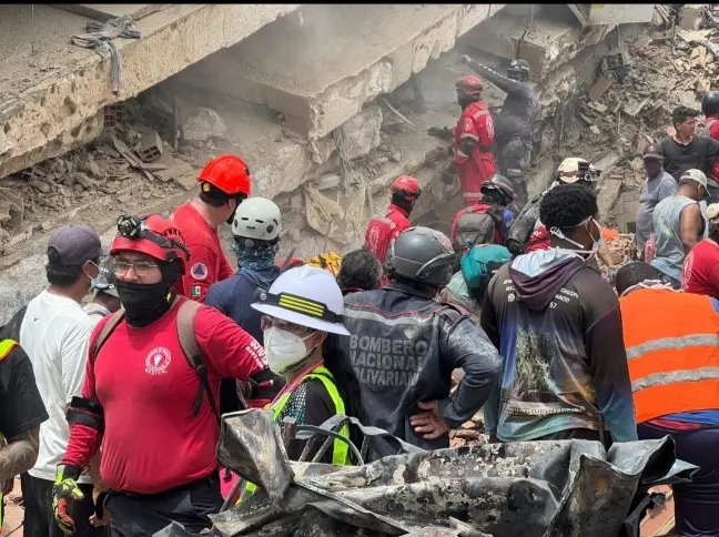 Resaltan en redes sociales labores de rescatistas mexicanos en Venezuela