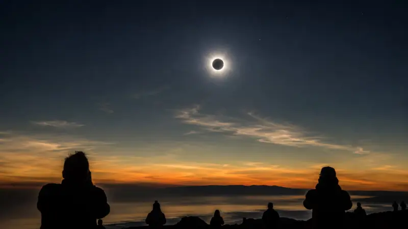 Se aproxima un eclipse solar total que oscurecerá el cielo durante más de dos minutos, ¿podrá observarse desde México?