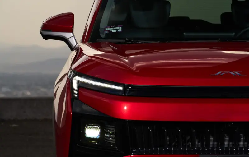 JAC 4 se renueva con más equipamiento y apuesta por conquistar a compradores de sedanes con un precio de 369,000 pesos