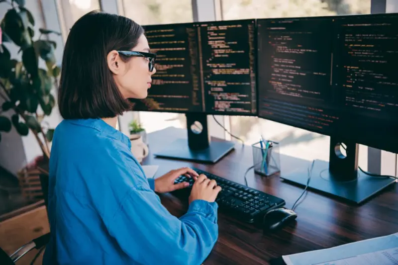Las programadoras junior tienen tres veces más riesgo ante la IA que los varones