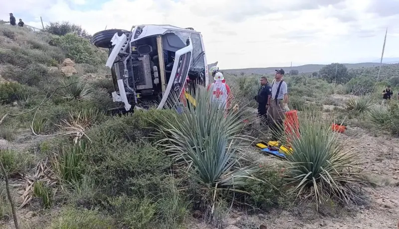 Volcadura de transporte deja más de 10 trabajadores lesionados en la Parras-Derramadero