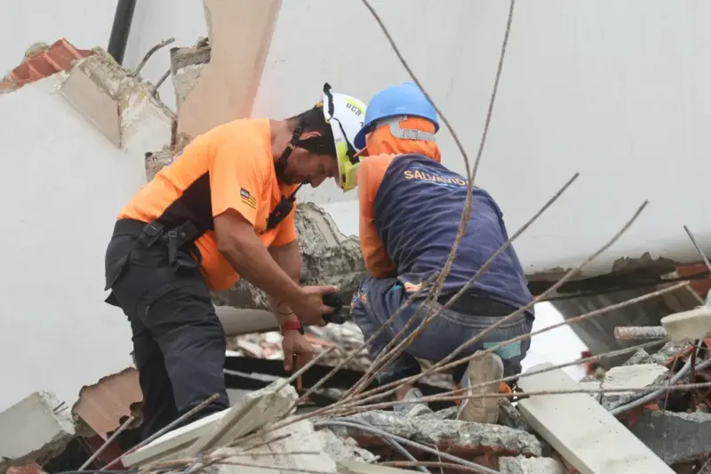 Rescatistas intensifican búsqueda de niño atrapado desde hace nueve días tras terremotos en Venezuela