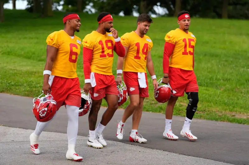 Detienen al hijo del entrenador de los Kansas City Chiefs por dispararle a su madre