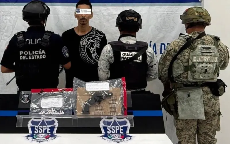 Intenta huir al ver policía; le hallan arma y 'cristal'