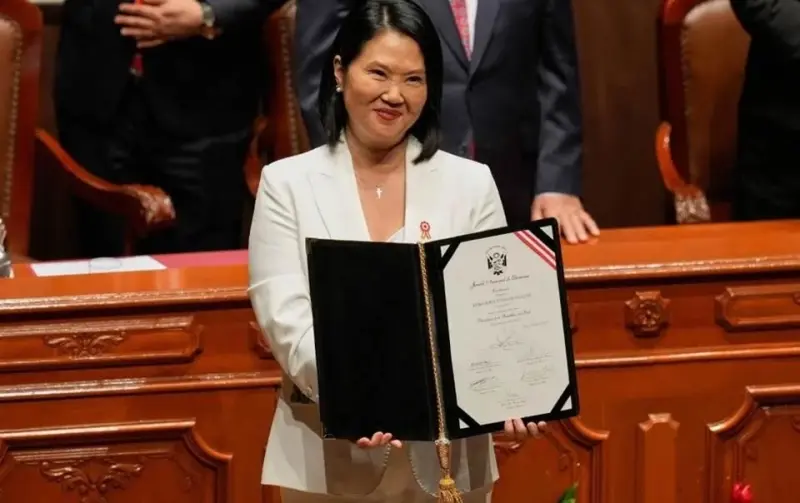 Recibe Fujimori credenciales de Presidenta electa de Perú