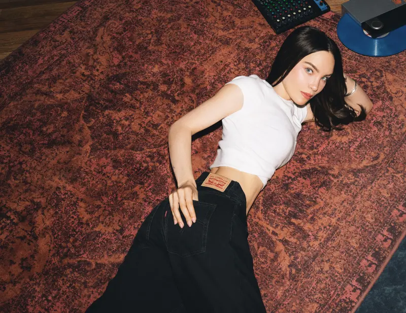Belinda y el estilo que revive el pantalón acampanado