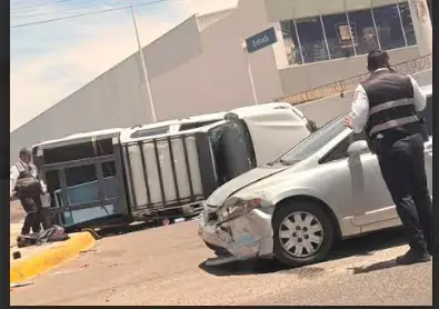 Invasión de carril provoca choque y volcadura en el bulevar Lázaro Cárdenas