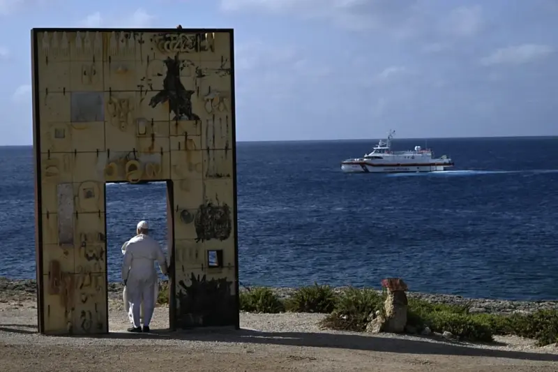 León XIV pide a Europa una respuesta integral a la migración durante visita a Lampedusa