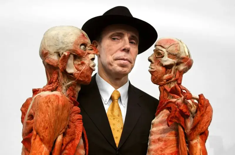 Gunther von Hagens, creador de las controvertidas exposiciones "Mundos Corporales", fallece a los 81 años.