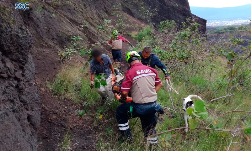 Rescatan a persona en cerro de Iztapalapa