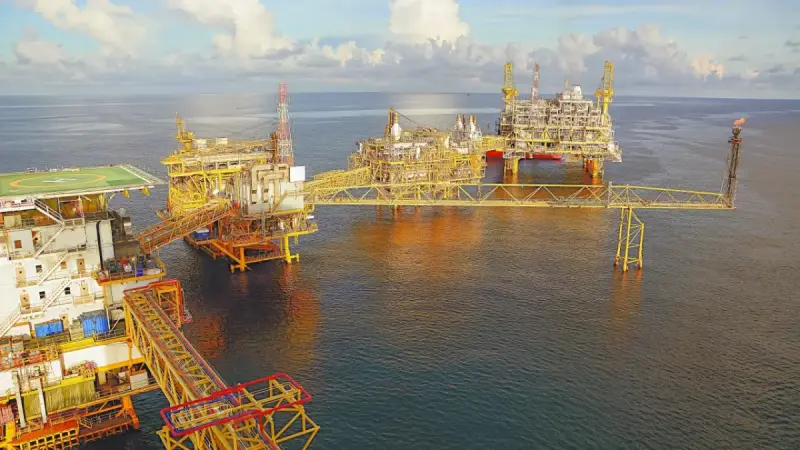 Pemex compra más petrolíferos que crudo