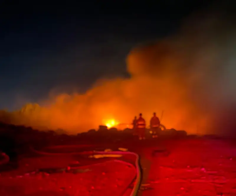 Sofocan incendio de llantas en la carretera a Mexicali; bomberos piden denunciar quema de basura