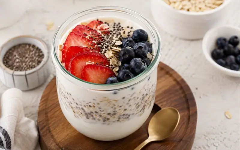 Cómo preparar avena ‘trasnochada’ sin hervir con yogurt griego, fruta y chía: receta fácil que puede aportar cerca de 30 gramos de proteína