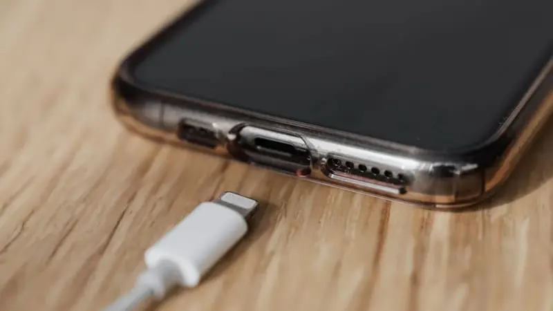 ¿Qué pasa si conectas primero el celular o el cargador? Este es el orden que recomiendan para reducir el desgaste de la batería y los conectores