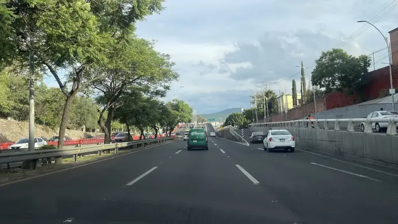 Aforo vehicular baja en Bernardo Quintana tras operativo por obras del tren