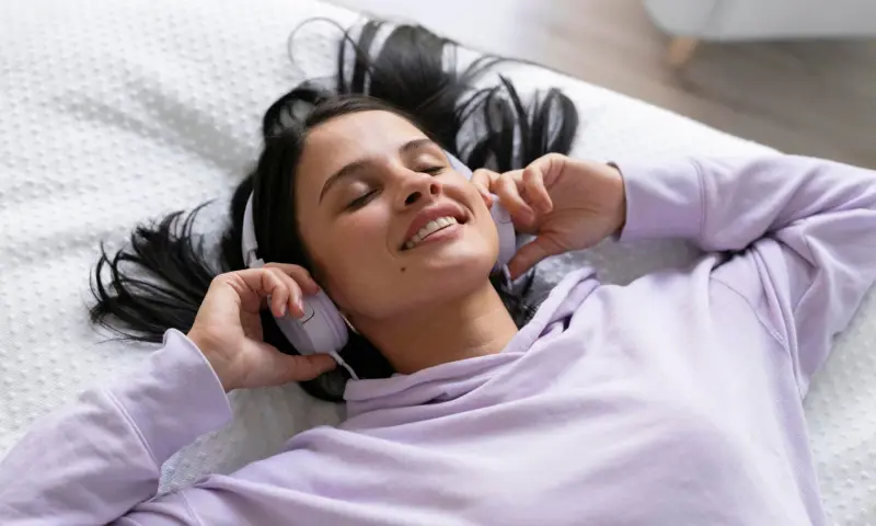 Reproducir tu música favorita en bucle no es falta de variedad, sino un hábito saludable usado por el cerebro como herramienta de autorregulación para encontrar seguridad y reducir la incertidumbre en momentos de estrés
