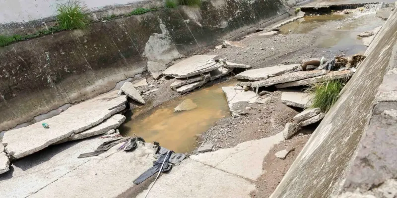 Se forma socavón en el dren de Candiles tras fuertes lluvias