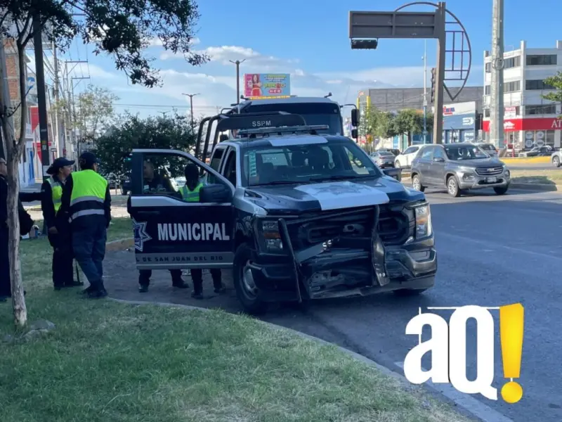 Patrulla chocó contra taxi cuando acudía a atender una emergencia en San Juan del Río