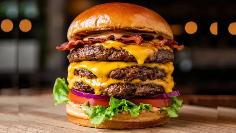 ¿Qué significa “la hamburguesa triple” y por qué se hizo viral en redes sociales?