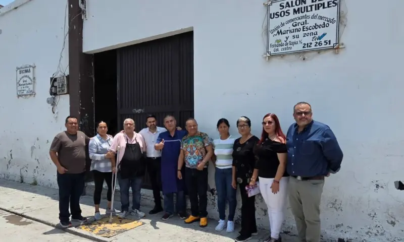 Visita Dorantes a locatarios  del mercado Escobedo