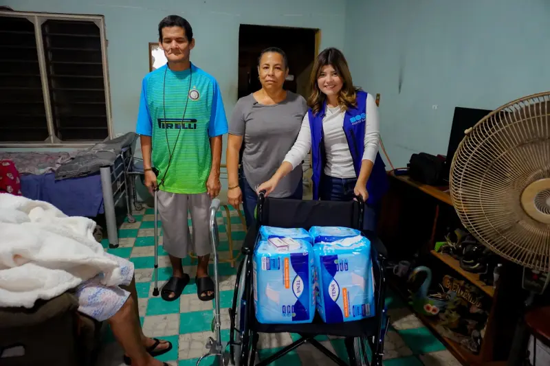 Entrega DIF de Boca del Río apoyos para adultos