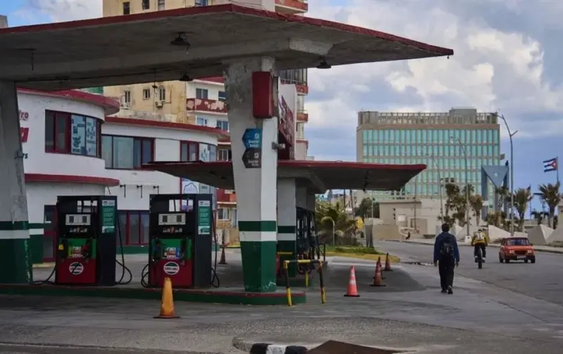 Abre Cuba gasolineras y farmacias al sector privado