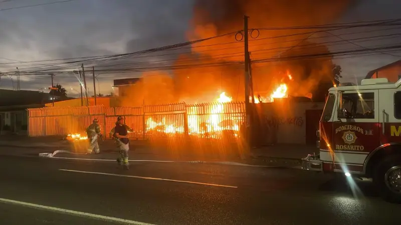 Muere hombre calcinado tras incendio en comercio de colchones en Rosarito