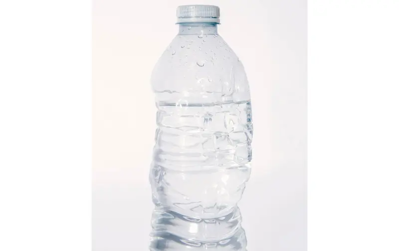 Dejé una botella de agua de plástico en un coche caliente. ¿Es seguro beberla?