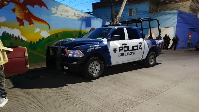 Patrulla de León choca contra poste durante persecución en Las Arboledas; hay una policía herida